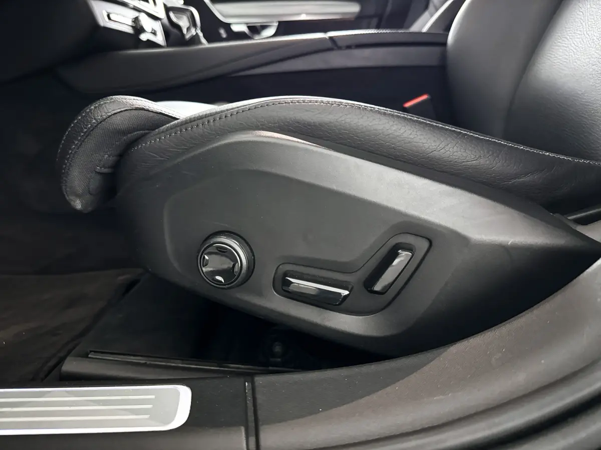 T5 Momentum | Park assist | Stoelverwarming | Cruise control | Navigatie