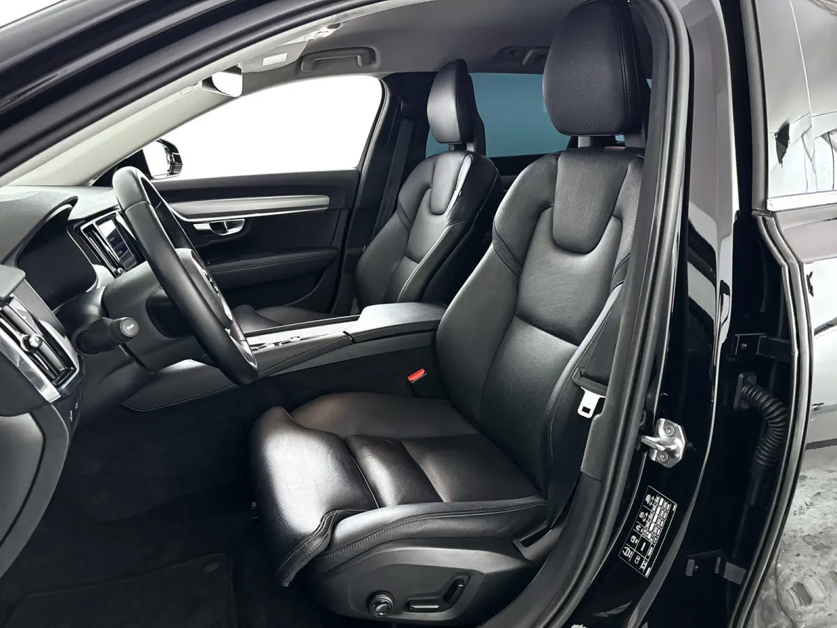 T5 Momentum | Park assist | Stoelverwarming | Cruise control | Navigatie