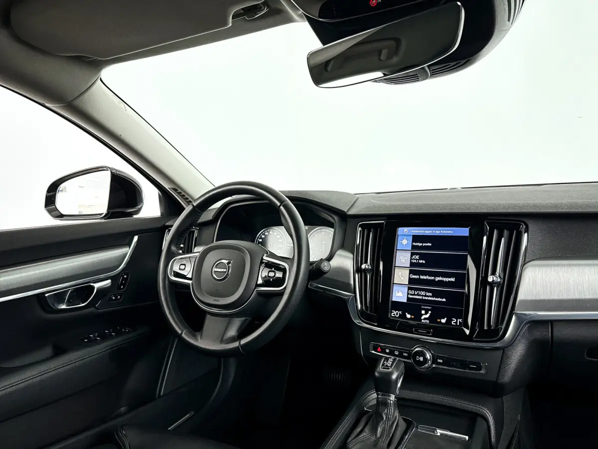 T5 Momentum | Park assist | Stoelverwarming | Cruise control | Navigatie
