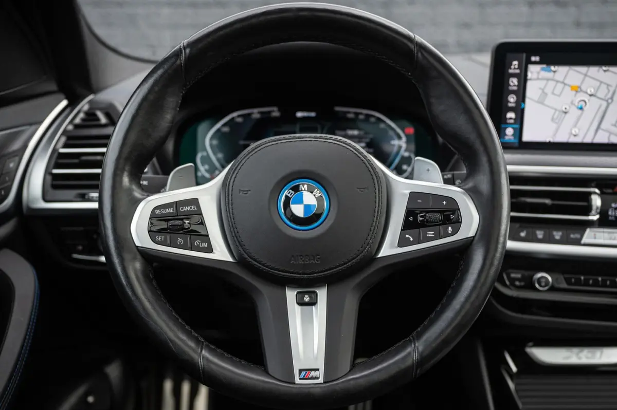 xDrive30e M-SPORT PANO TREKHAAK CAMERA LEDER