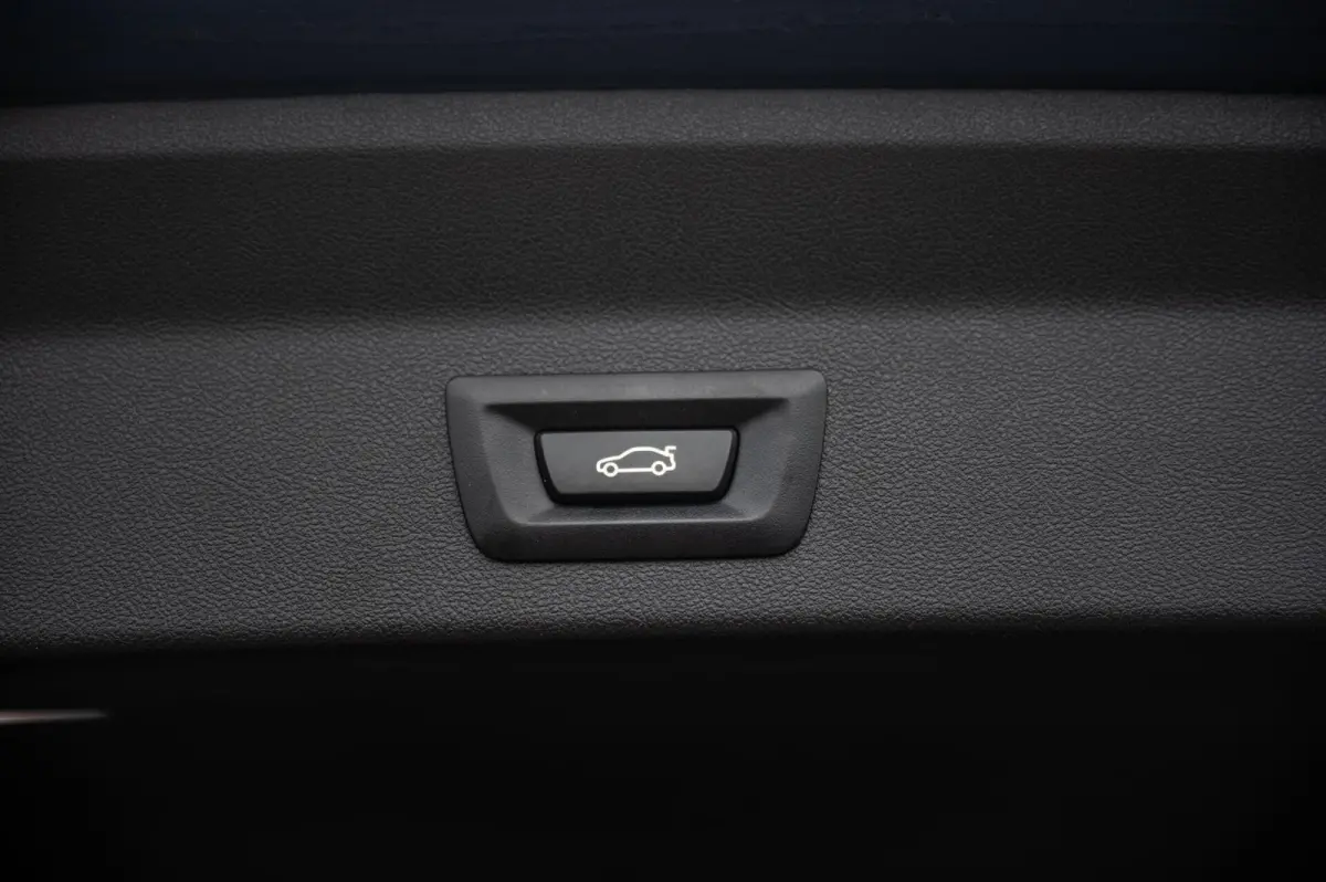 xDrive30e M-SPORT PANO TREKHAAK CAMERA LEDER