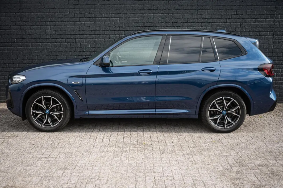 xDrive30e M-SPORT PANO TREKHAAK CAMERA LEDER