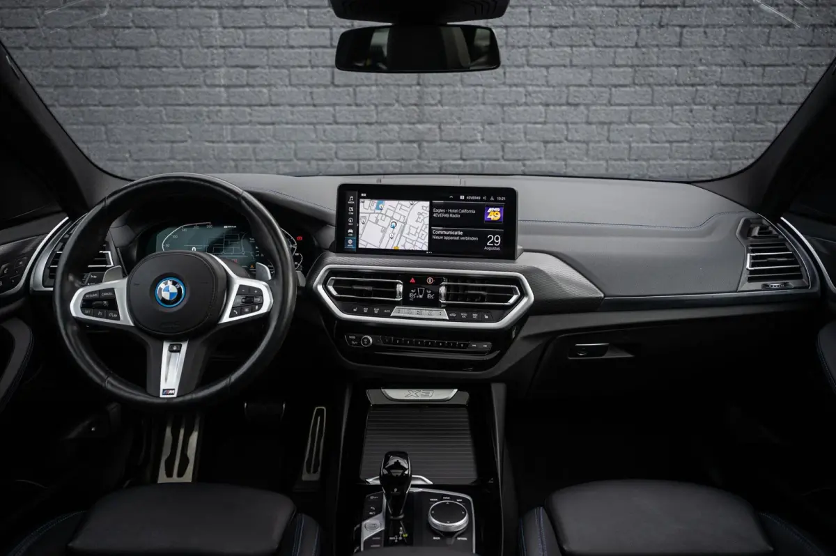 xDrive30e M-SPORT PANO TREKHAAK CAMERA LEDER