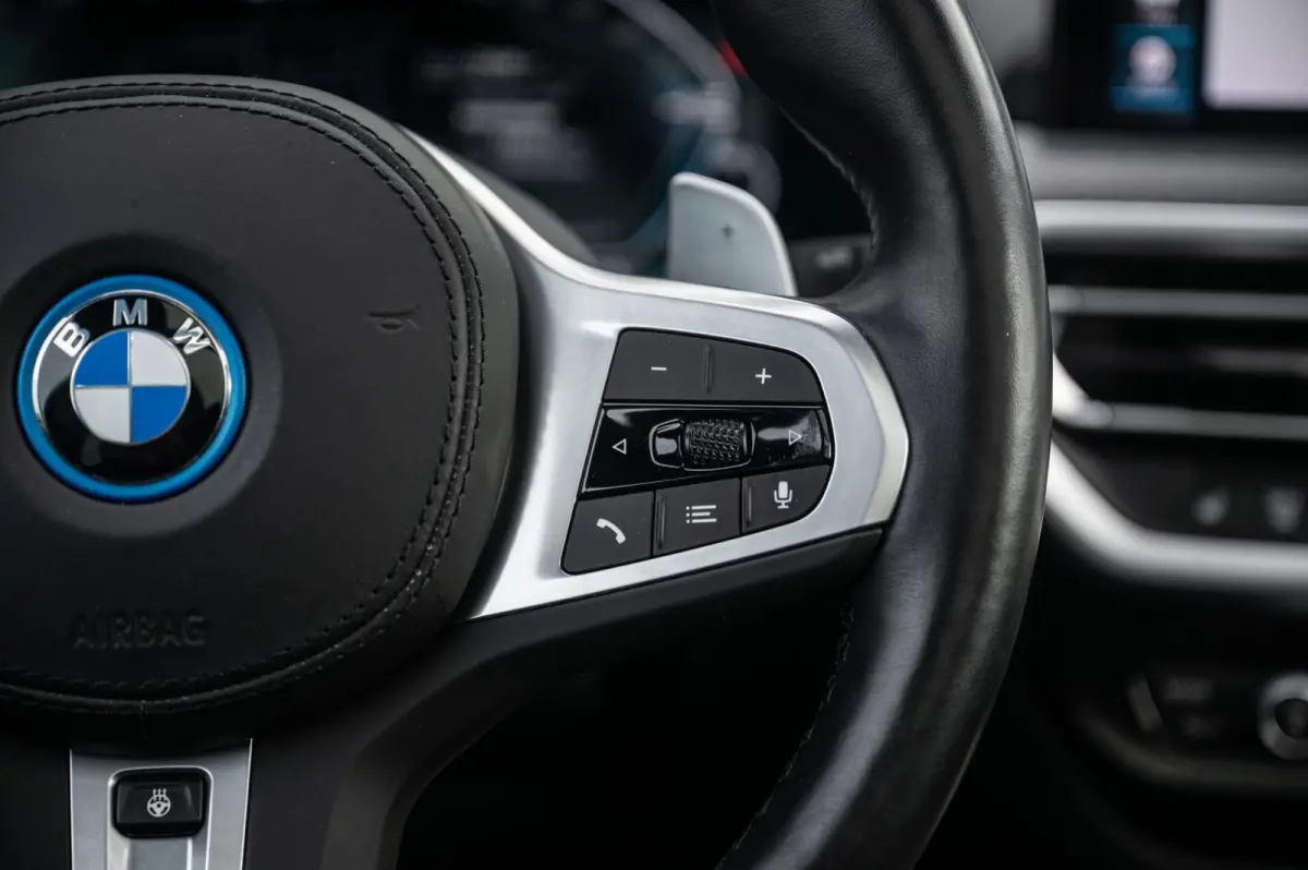 xDrive30e M-SPORT PANO TREKHAAK CAMERA LEDER