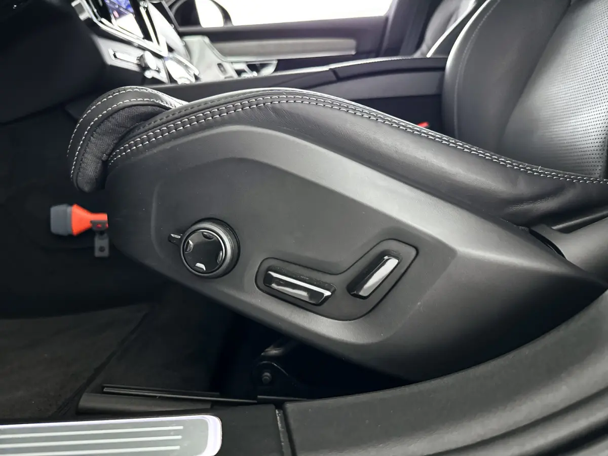 T8 Plug-in hybrid AWD Ultra Dark | Panoramadak | 360° camera | Bowers & Wilkins | Head-up display | Luchtvering | Stoelventilatie | Trekhaak