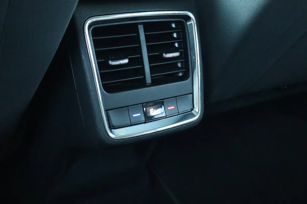 60 First Edition TREKHAAK | Achteruitrijcamera | Apple Carplay/Android Auto|telefoonintegratie premium | Cruise control adaptief met Stop&Go en stuurhulp