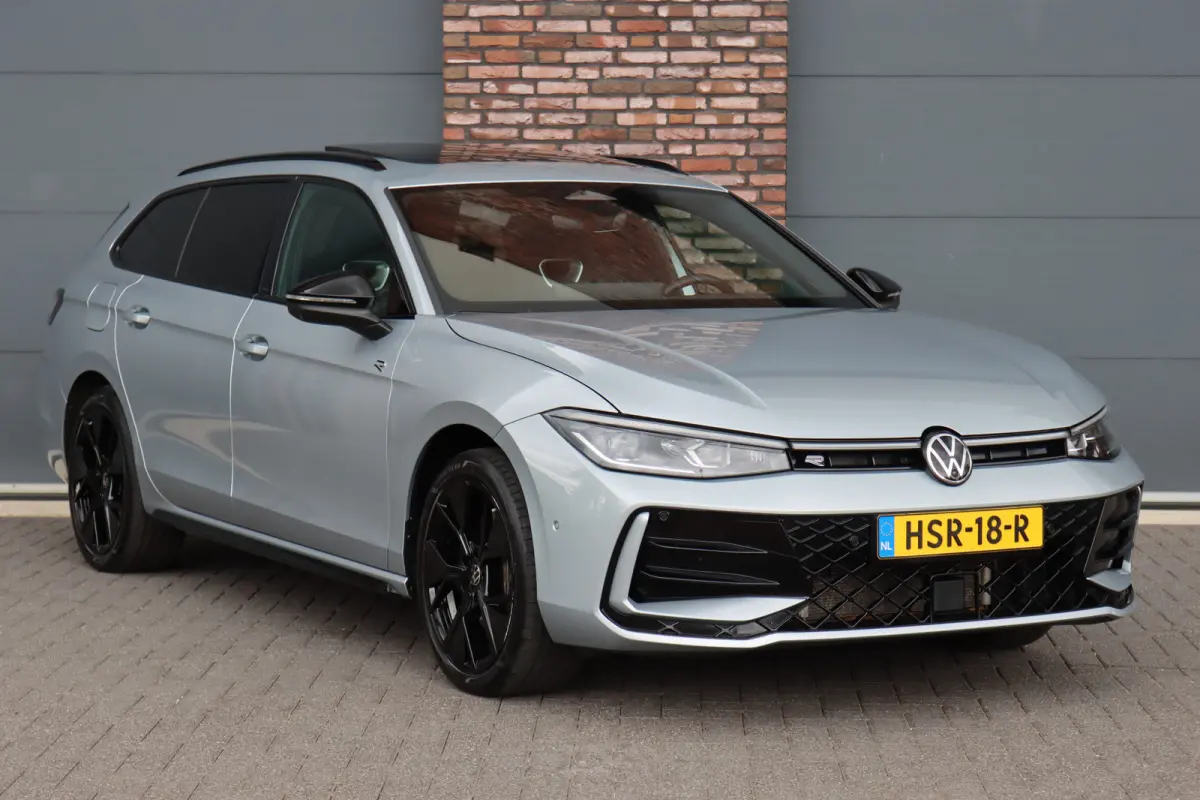 1.5 eHybrid R-Line Edition | ACC | Panoramadak | Harman&Kardon | Massage | HUD | Trekhaak | iQ.Light | Stoelverwarming V+A | Zonnerollo's |