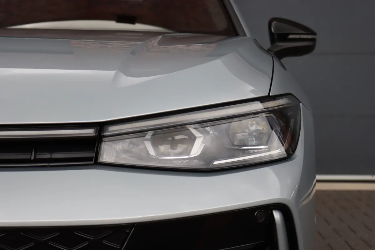 1.5 eHybrid R-Line Edition | ACC | Panoramadak | Harman&Kardon | Massage | HUD | Trekhaak | iQ.Light | Stoelverwarming V+A | Zonnerollo's |
