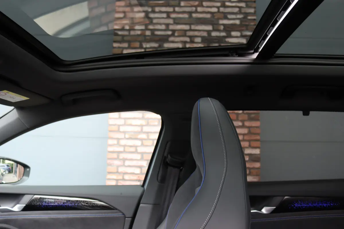 1.5 eHybrid R-Line Edition | ACC | Panoramadak | Harman&Kardon | Massage | HUD | Trekhaak | iQ.Light | Stoelverwarming V+A | Zonnerollo's |