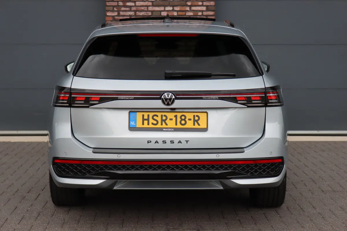 1.5 eHybrid R-Line Edition | ACC | Panoramadak | Harman&Kardon | Massage | HUD | Trekhaak | iQ.Light | Stoelverwarming V+A | Zonnerollo's |