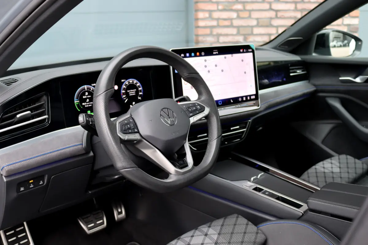 1.5 eHybrid R-Line Edition | ACC | Panoramadak | Harman&Kardon | Massage | HUD | Trekhaak | iQ.Light | Stoelverwarming V+A | Zonnerollo's |