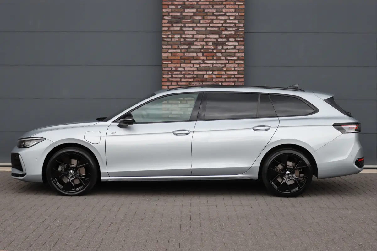 1.5 eHybrid R-Line Edition | ACC | Panoramadak | Harman&Kardon | Massage | HUD | Trekhaak | iQ.Light | Stoelverwarming V+A | Zonnerollo's |