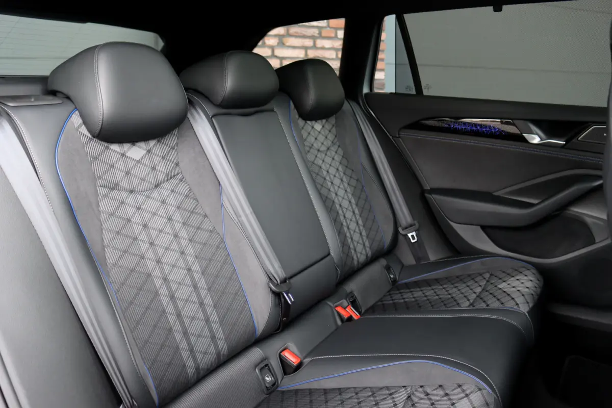 1.5 eHybrid R-Line Edition | ACC | Panoramadak | Harman&Kardon | Massage | HUD | Trekhaak | iQ.Light | Stoelverwarming V+A | Zonnerollo's |