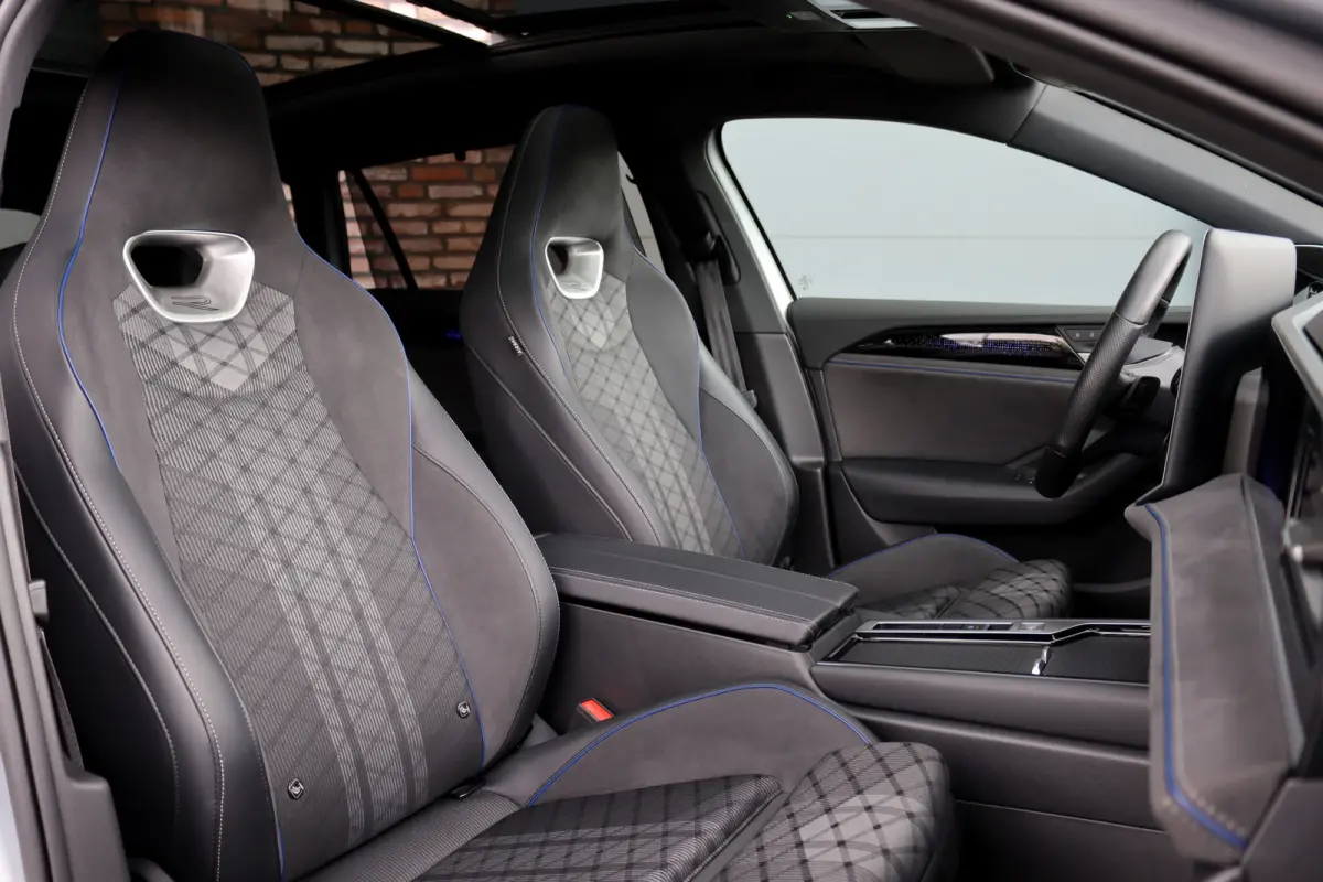 1.5 eHybrid R-Line Edition | ACC | Panoramadak | Harman&Kardon | Massage | HUD | Trekhaak | iQ.Light | Stoelverwarming V+A | Zonnerollo's |