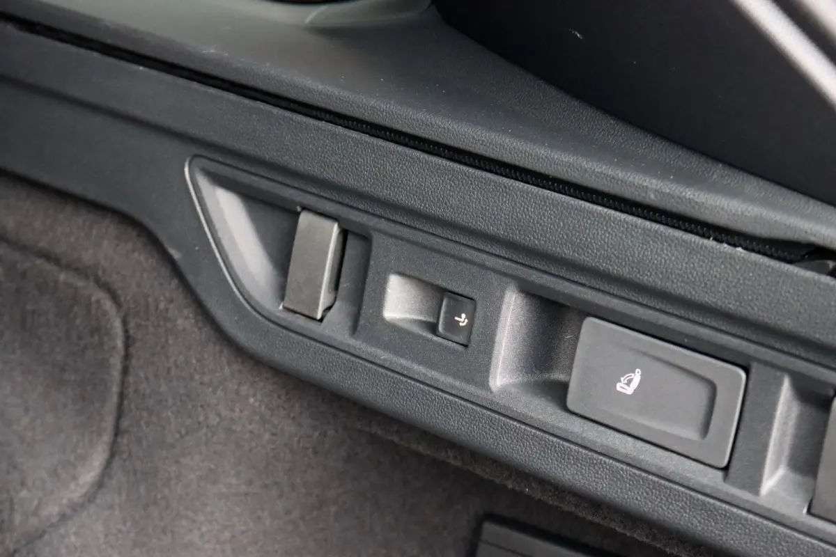 1.5 eHybrid R-Line Edition | ACC | Panoramadak | Harman&Kardon | Massage | HUD | Trekhaak | iQ.Light | Stoelverwarming V+A | Zonnerollo's |