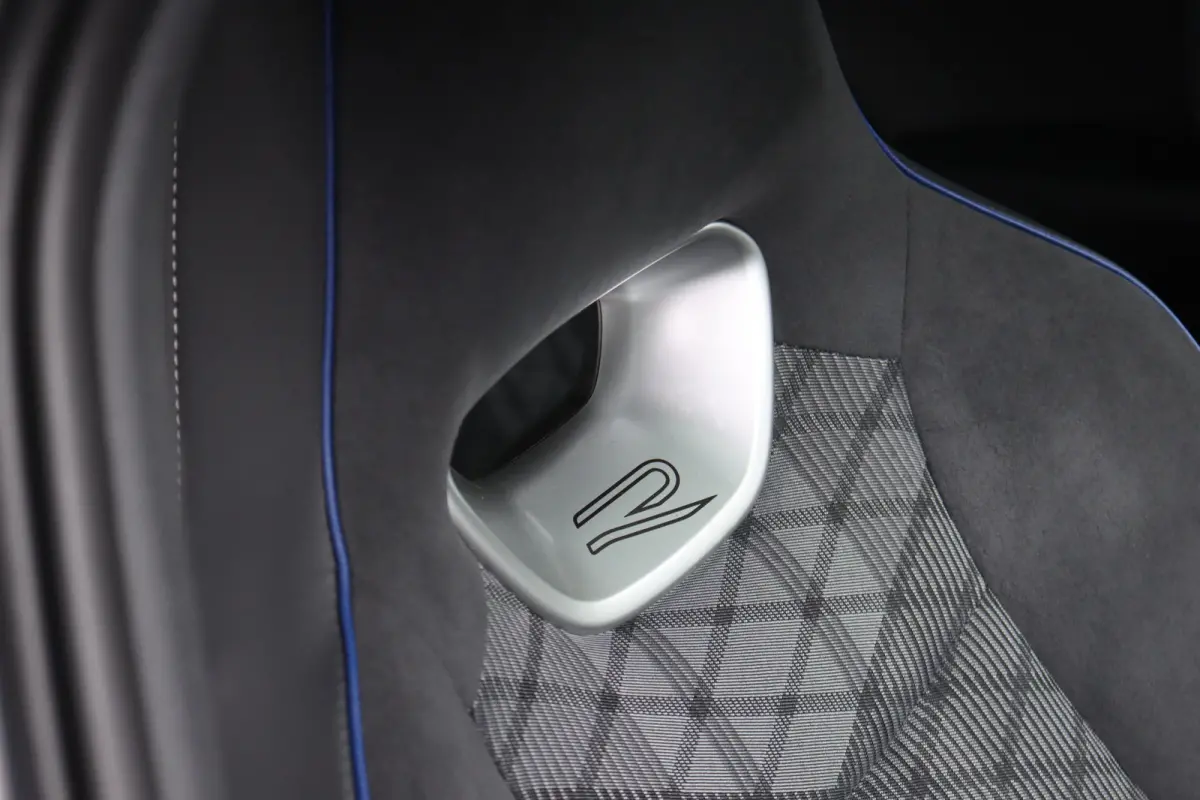 1.5 eHybrid R-Line Edition | ACC | Panoramadak | Harman&Kardon | Massage | HUD | Trekhaak | iQ.Light | Stoelverwarming V+A | Zonnerollo's |