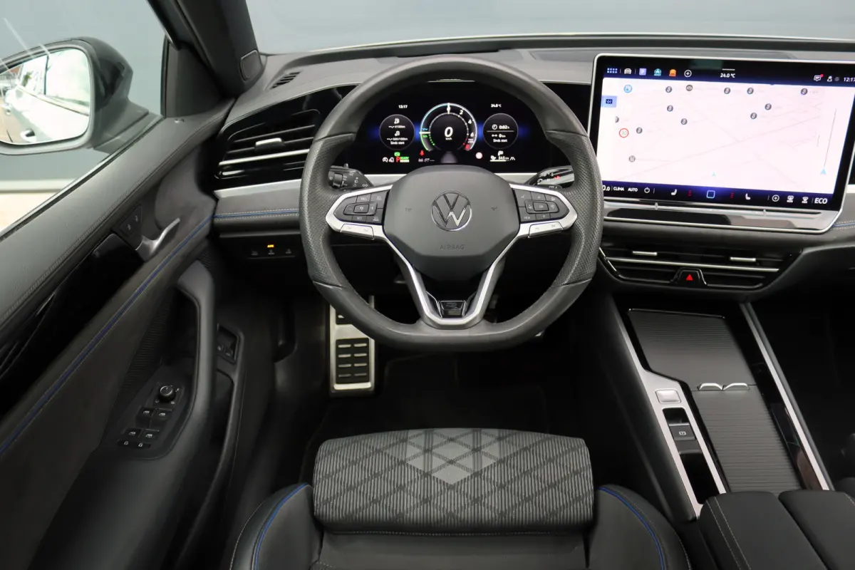 1.5 eHybrid R-Line Edition | ACC | Panoramadak | Harman&Kardon | Massage | HUD | Trekhaak | iQ.Light | Stoelverwarming V+A | Zonnerollo's |