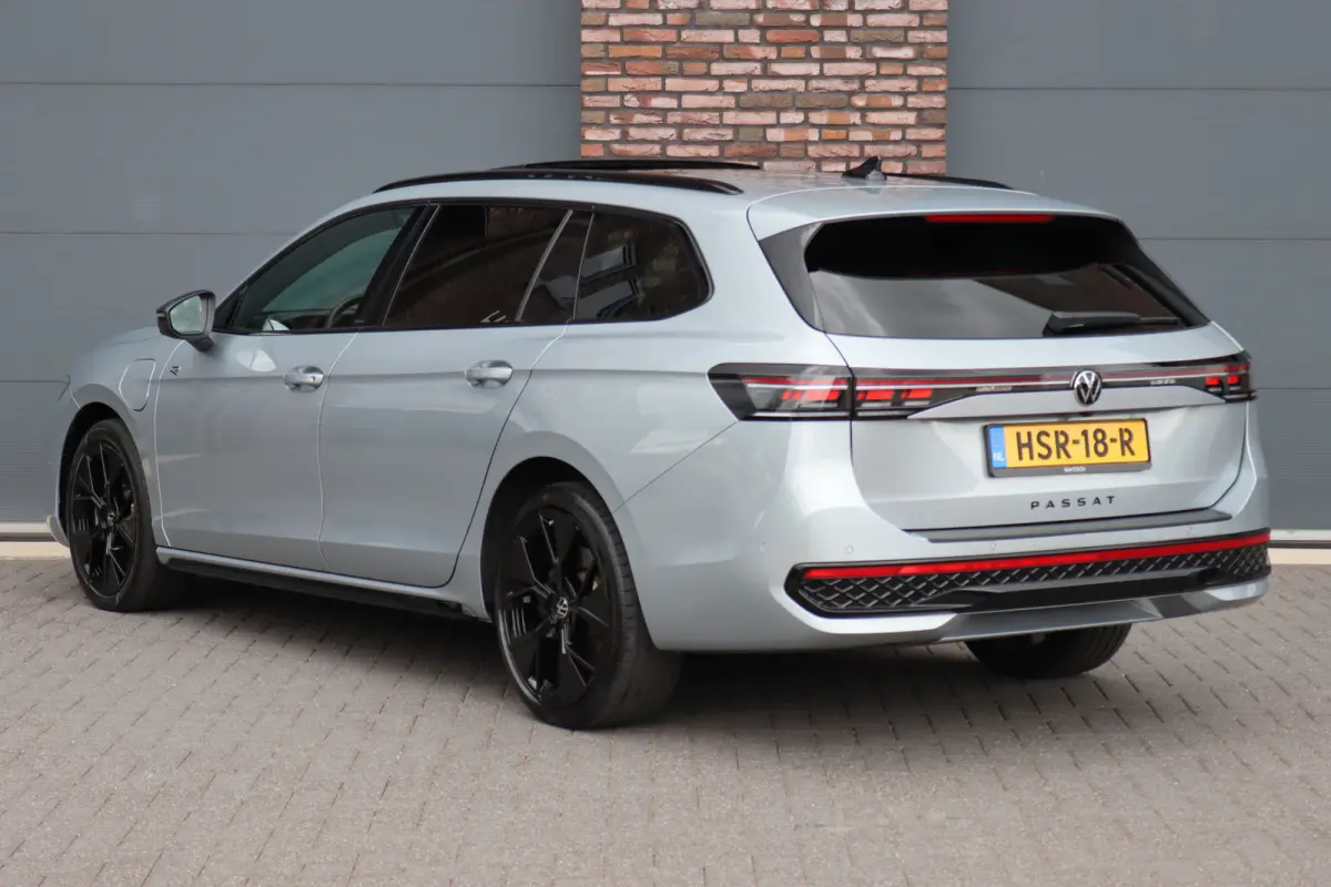 1.5 eHybrid R-Line Edition | ACC | Panoramadak | Harman&Kardon | Massage | HUD | Trekhaak | iQ.Light | Stoelverwarming V+A | Zonnerollo's |