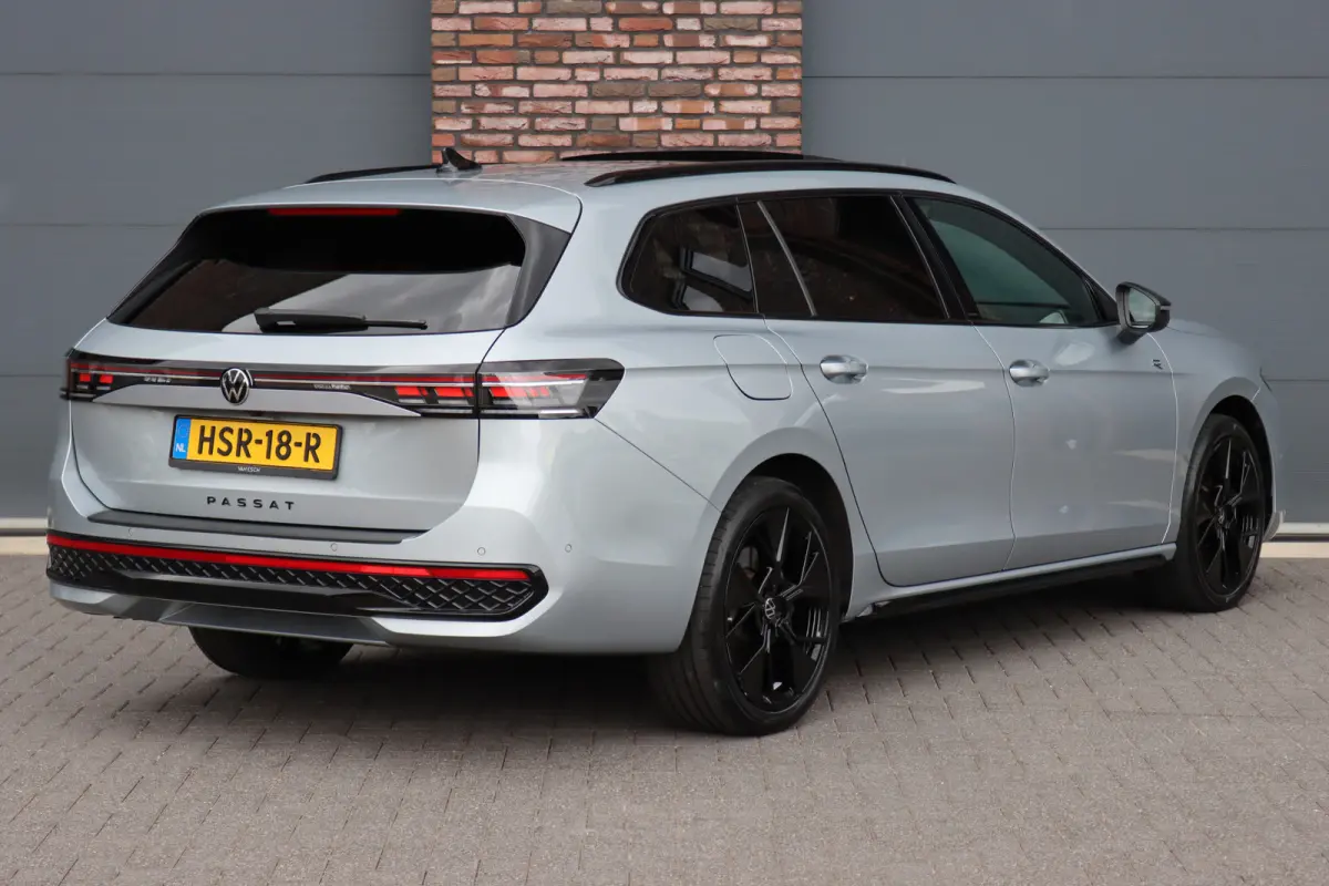 1.5 eHybrid R-Line Edition | ACC | Panoramadak | Harman&Kardon | Massage | HUD | Trekhaak | iQ.Light | Stoelverwarming V+A | Zonnerollo's |