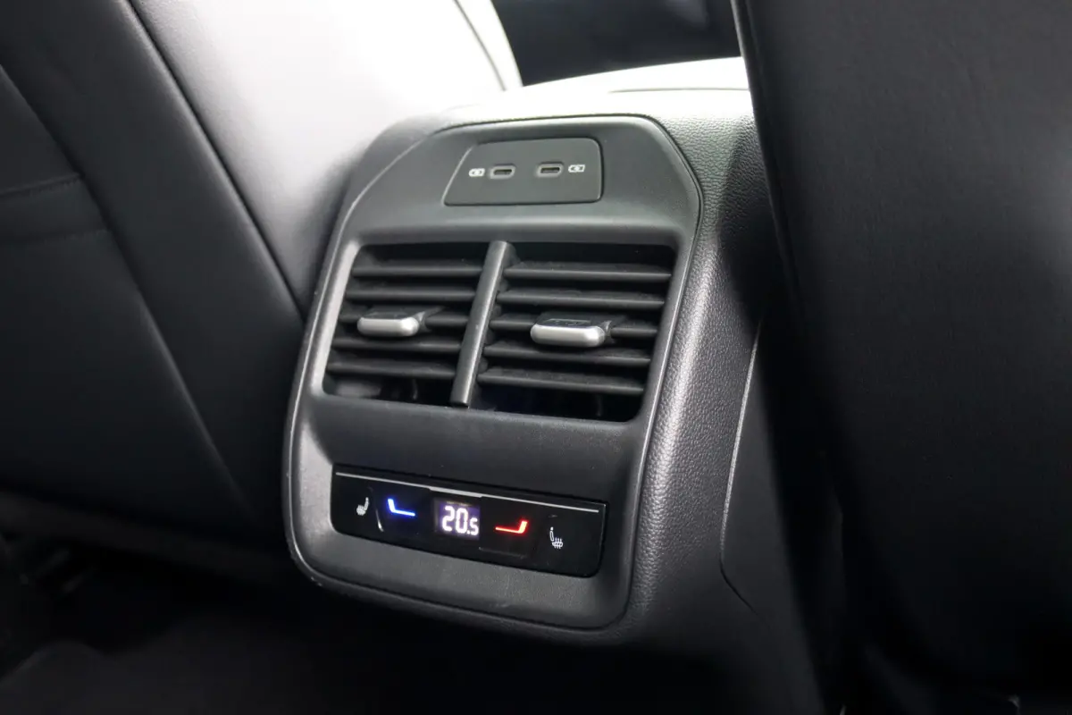 1.5 eHybrid R-Line Edition | ACC | Panoramadak | Harman&Kardon | Massage | HUD | Trekhaak | iQ.Light | Stoelverwarming V+A | Zonnerollo's |