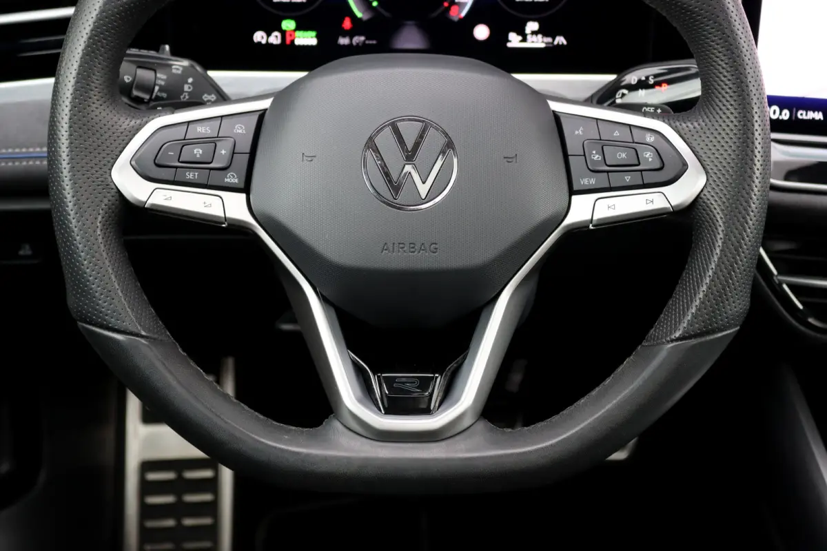 1.5 eHybrid R-Line Edition | ACC | Panoramadak | Harman&Kardon | Massage | HUD | Trekhaak | iQ.Light | Stoelverwarming V+A | Zonnerollo's |