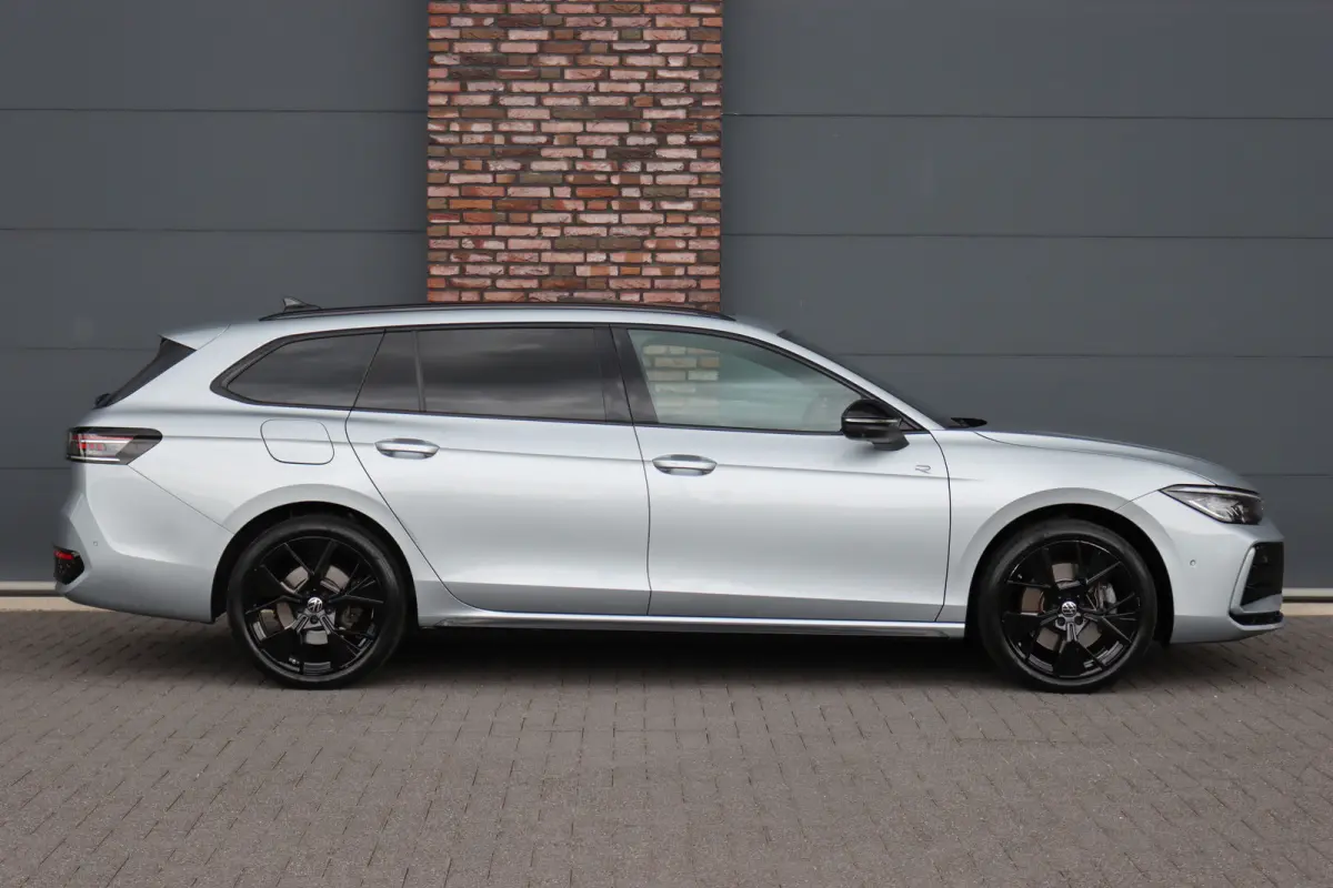1.5 eHybrid R-Line Edition | ACC | Panoramadak | Harman&Kardon | Massage | HUD | Trekhaak | iQ.Light | Stoelverwarming V+A | Zonnerollo's |