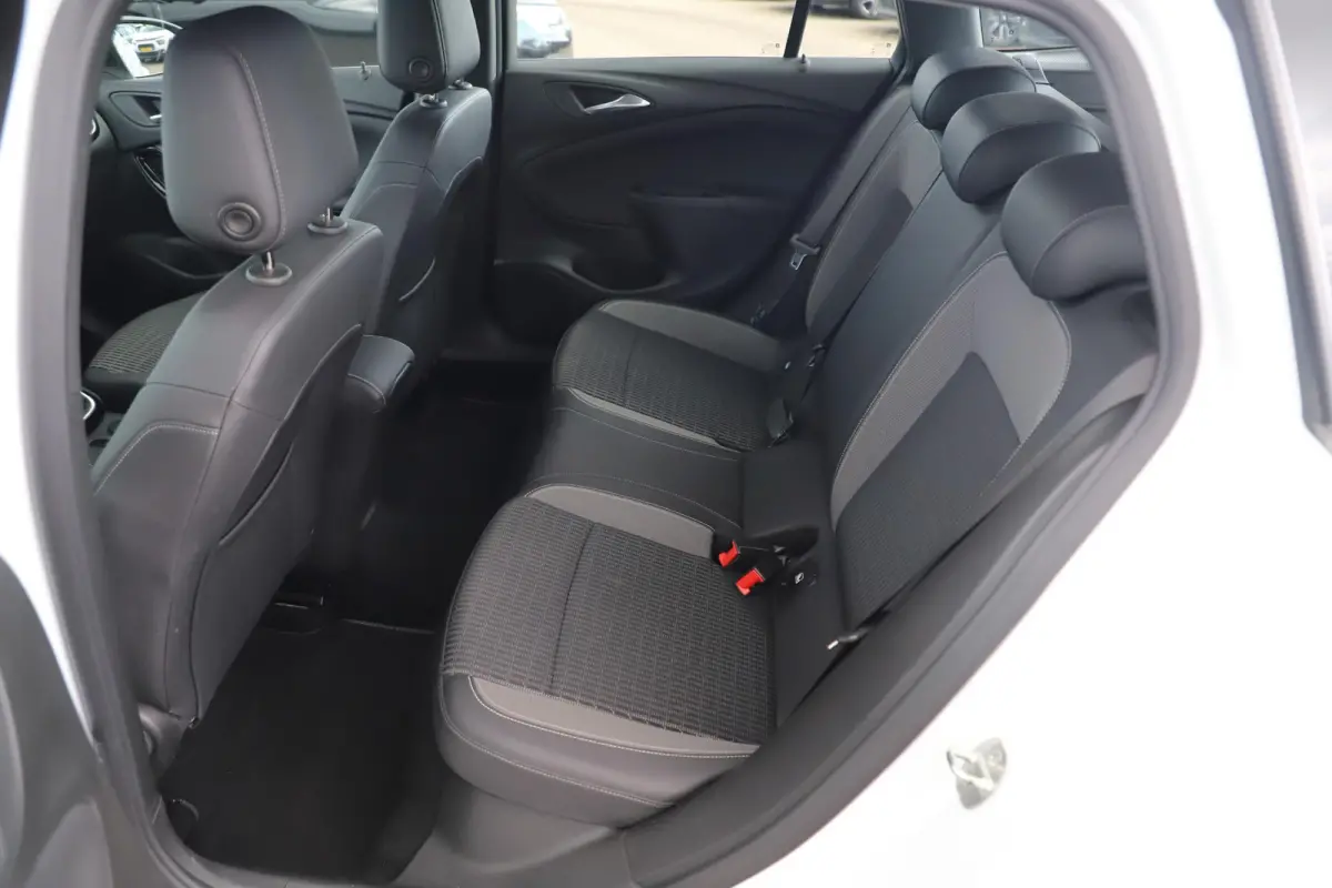1.2 Design & Tech 110PK Navigatie Achteruitrijcamera Carplay Android LMV Climate & Cruise Control