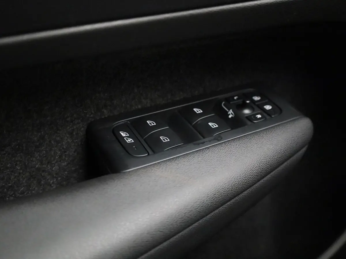 Core | Apple Carplay/Android | Navigatie | Achteruitrijcamera |