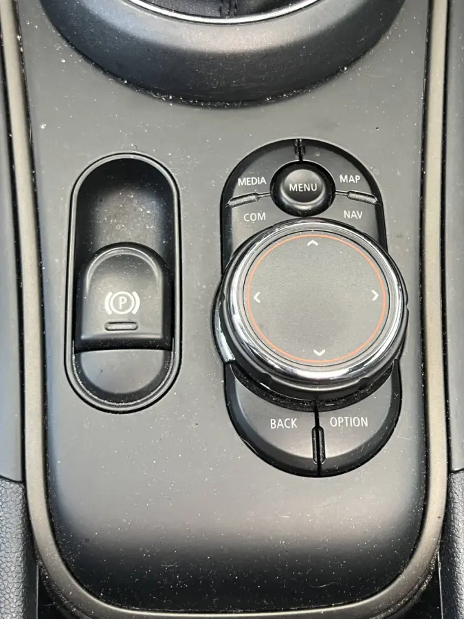 1.5 Cooper ALL4 Chili | AUTOMAAT | HEAD-UP DISPLAY | LEDER | SCHUIF/KANTELDAK | CARPLAY | HARMAN/KARDON | CAMERA | NAVI | CRUISE CONTROL ADAPTIEF | PDC V+A | CLIMATE CONTROL | LMV 19'' | STO