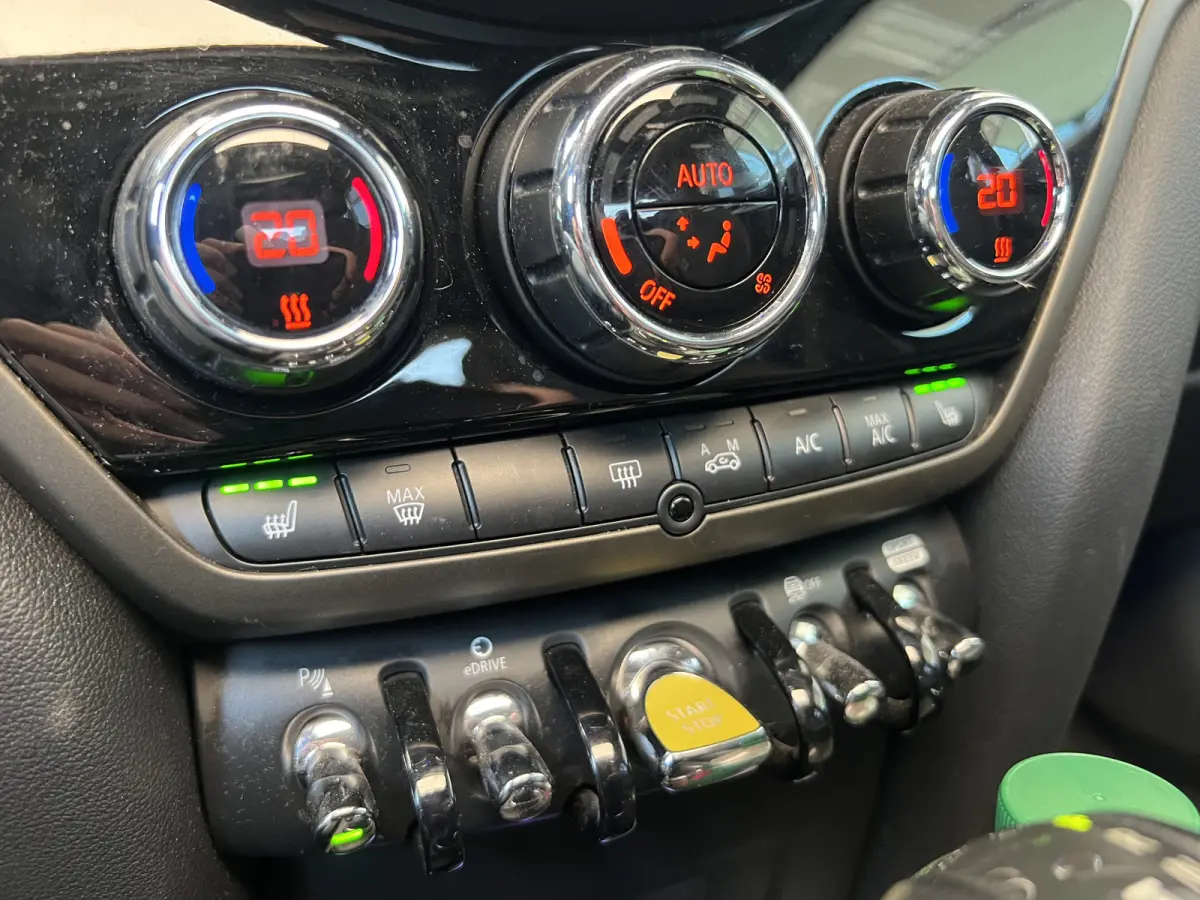 1.5 Cooper ALL4 Chili | AUTOMAAT | HEAD-UP DISPLAY | LEDER | SCHUIF/KANTELDAK | CARPLAY | HARMAN/KARDON | CAMERA | NAVI | CRUISE CONTROL ADAPTIEF | PDC V+A | CLIMATE CONTROL | LMV 19'' | STO