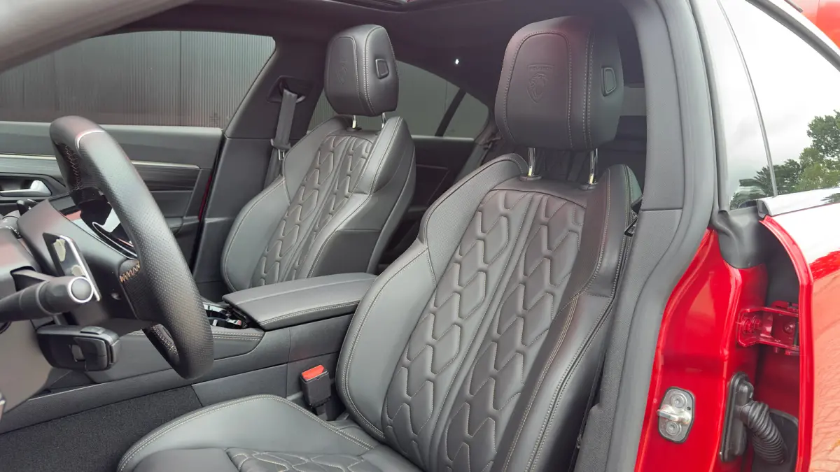 130PK GT Automaat | Lederen Bekleding | 2x Massagestoelen + Verwarming | Rondomzicht Camera | All Season Banden | 1e Eigenaar | Dealer Onderhouden | Adaptive Cruise Control | Navigatie | Dra