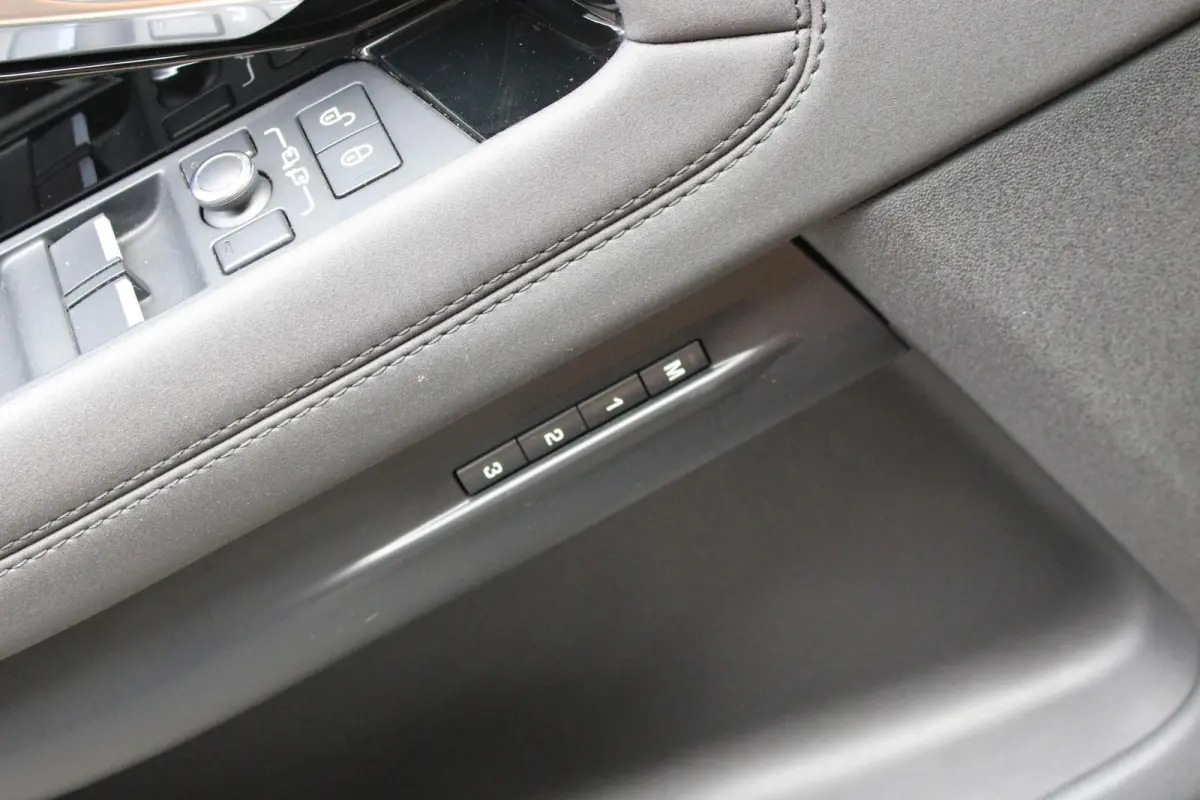 2.0 D180 AWD R-Dynamic HSE Facelift | Trekhaak | Memory | Surround View | 1e Eigenaar | LED | Leder | Dealer Onderhouden