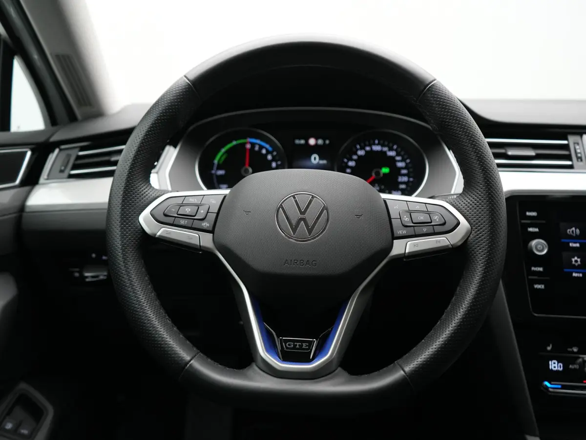 1.4 TSI GTE Business PHEV 218pk Dealer O.H. | Adaptive Cruise | Camera | Voorstoelen Verwarmd | Apple Carplay | Navigatie | DAB | Park Assist | Draadloze Telefoonlader | IQ Drive | Plug In H