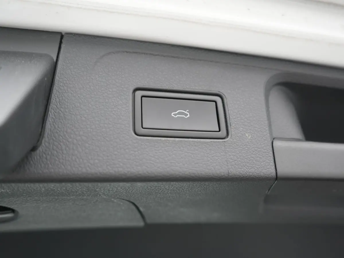 1.4 TSI GTE Business PHEV 218pk Dealer O.H. | Adaptive Cruise | Camera | Voorstoelen Verwarmd | Apple Carplay | Navigatie | DAB | Park Assist | Draadloze Telefoonlader | IQ Drive | Plug In H