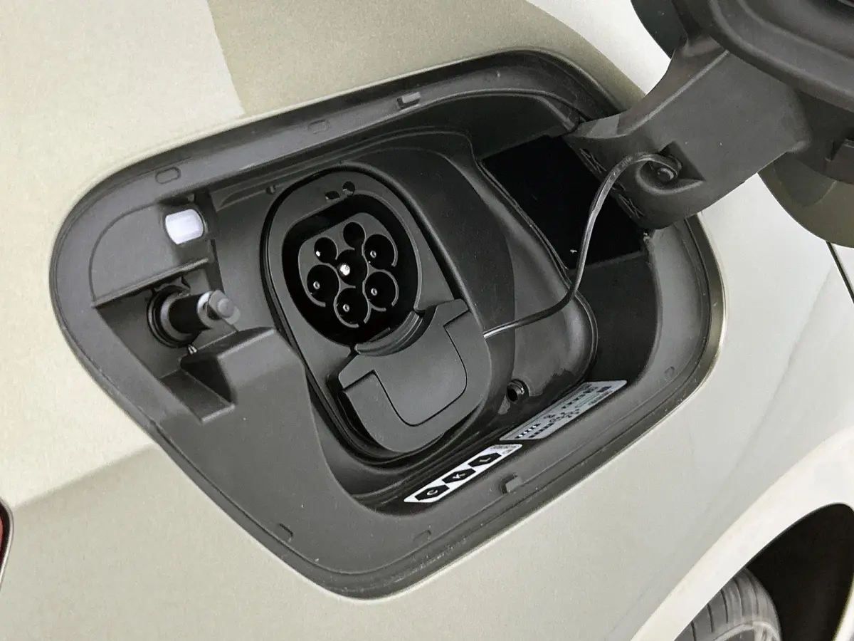 Life 50 kWh 170 PK | Steunhaak | Navigatie | Apple Carplay draadloos | Stoelverwarming | Ruiten getint | 19" Lichtmetalen velgen | Android Auto draadloos | LED verlichting | Camera | Climate