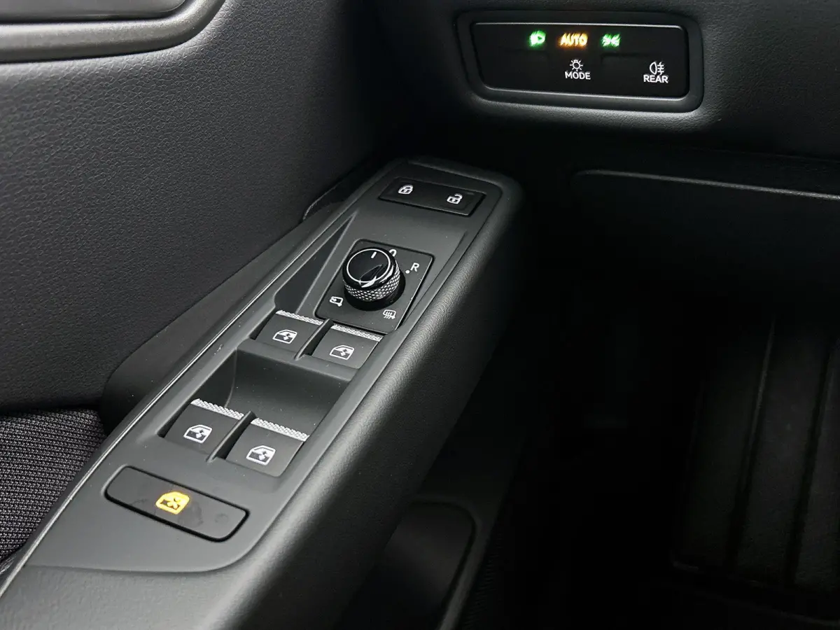 Life 50 kWh 170 PK | Steunhaak | Navigatie | Apple Carplay draadloos | Stoelverwarming | Ruiten getint | 19" Lichtmetalen velgen | Android Auto draadloos | LED verlichting | Camera | Climate