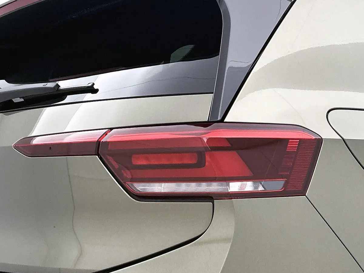 Life 50 kWh 170 PK | Steunhaak | Navigatie | Apple Carplay draadloos | Stoelverwarming | Ruiten getint | 19" Lichtmetalen velgen | Android Auto draadloos | LED verlichting | Camera | Climate