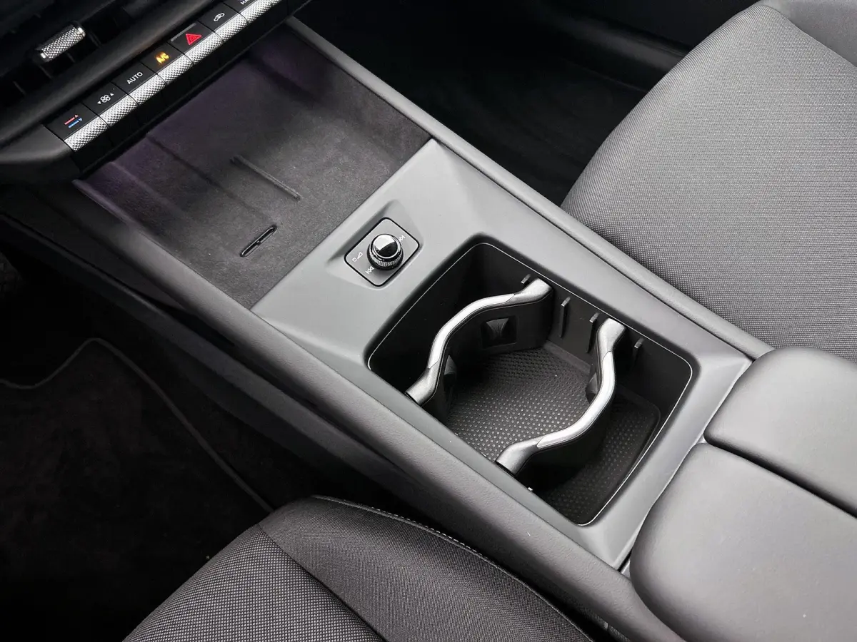 Life 50 kWh 170 PK | Steunhaak | Navigatie | Apple Carplay draadloos | Stoelverwarming | Ruiten getint | 19" Lichtmetalen velgen | Android Auto draadloos | LED verlichting | Camera | Climate