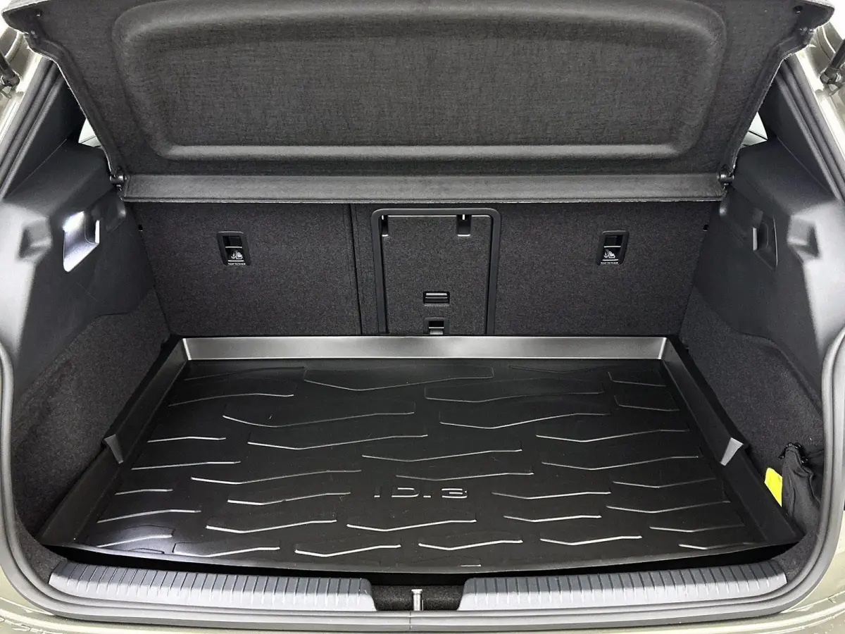 Life 50 kWh 170 PK | Steunhaak | Navigatie | Apple Carplay draadloos | Stoelverwarming | Ruiten getint | 19" Lichtmetalen velgen | Android Auto draadloos | LED verlichting | Camera | Climate