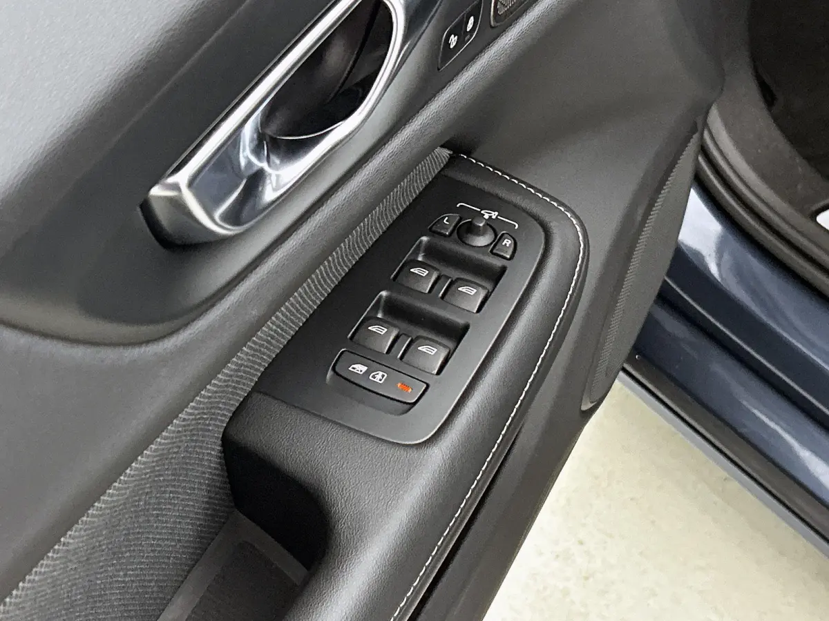 2.0 T6 Plug-in hybrid AWD Plus Dark