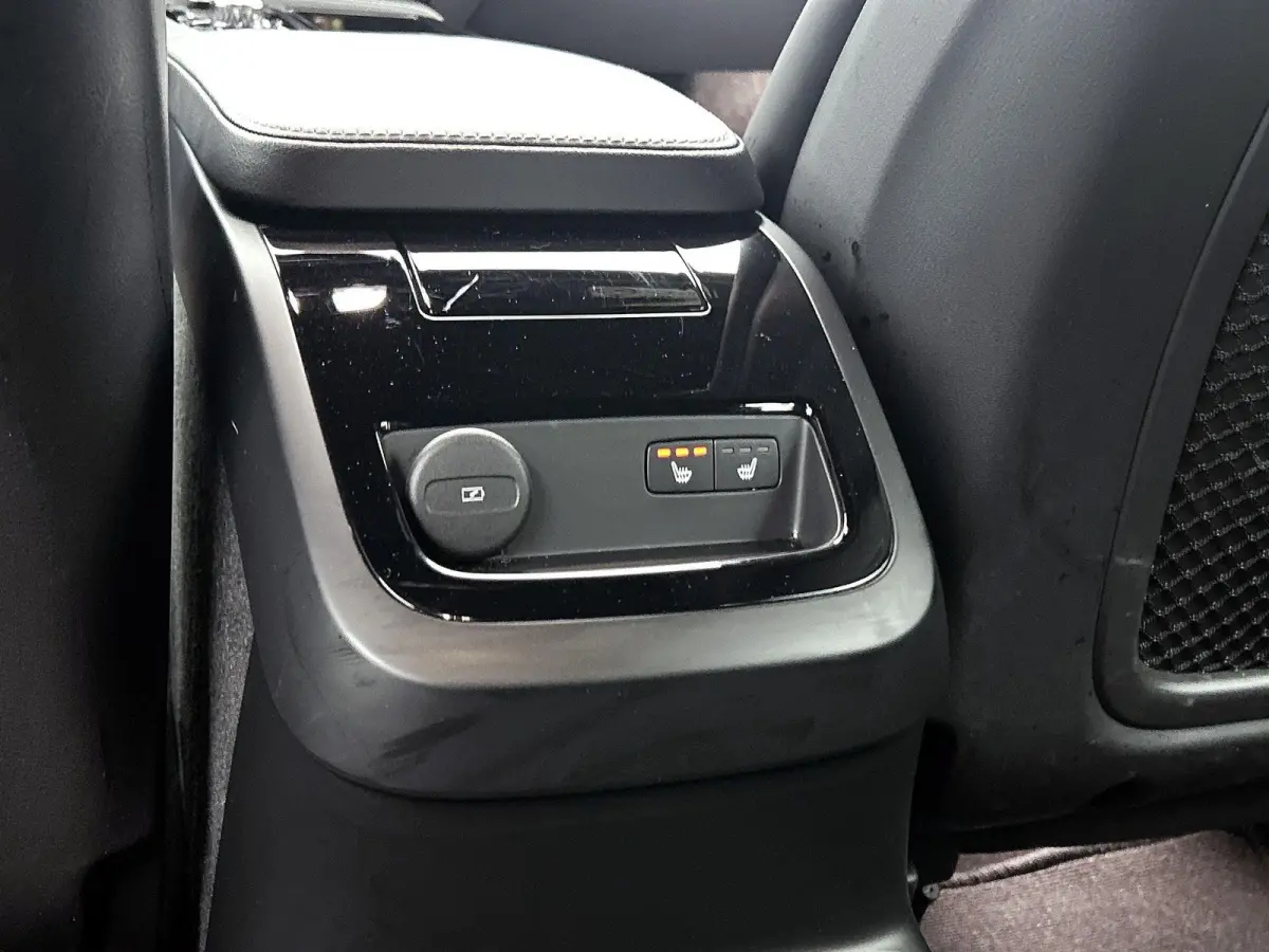 2.0 T6 Plug-in hybrid AWD Plus Dark