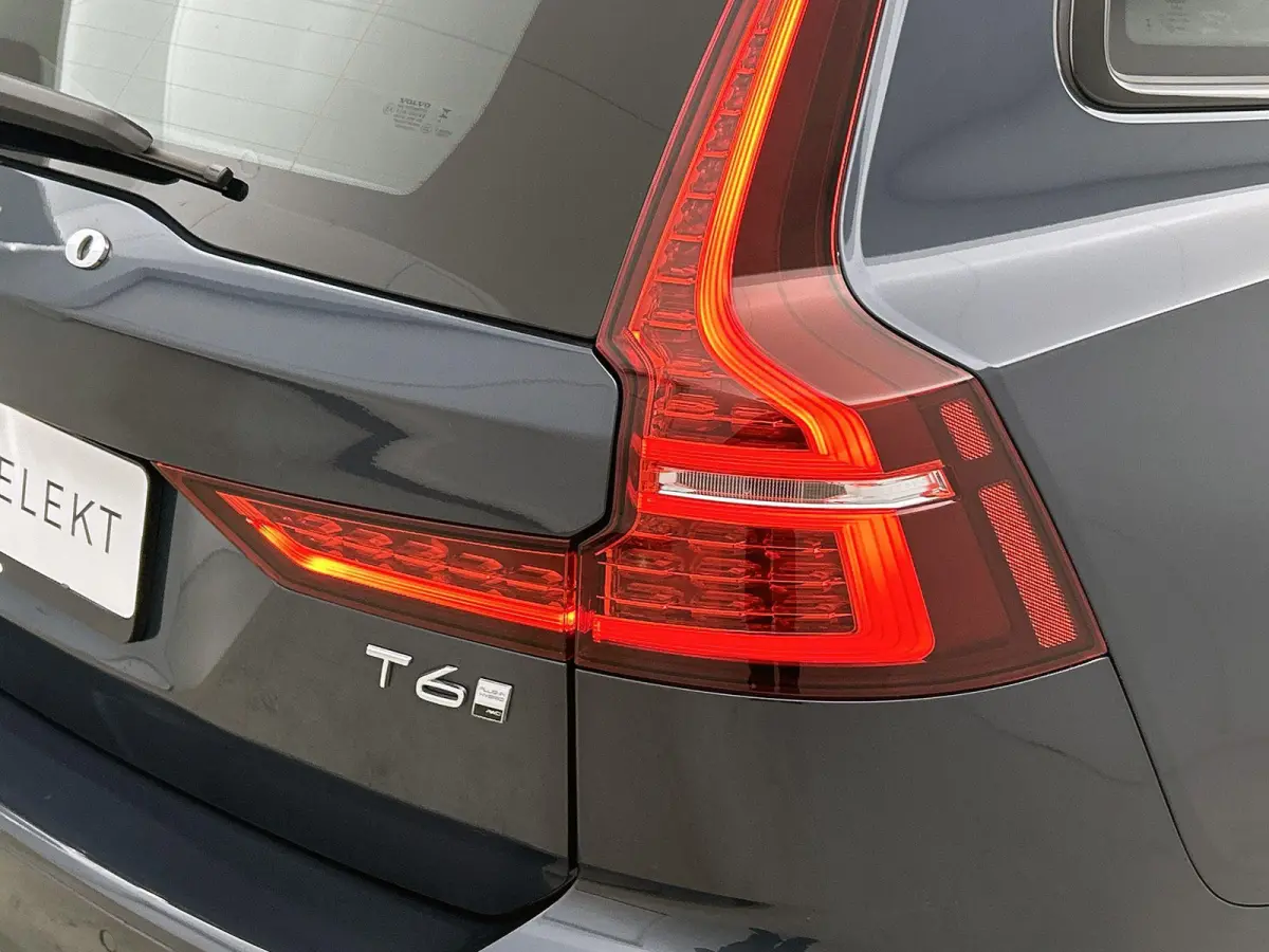 2.0 T6 Plug-in hybrid AWD Plus Dark