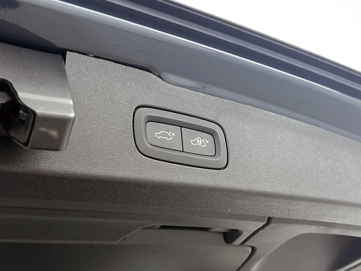 2.0 T6 Plug-in hybrid AWD Plus Dark