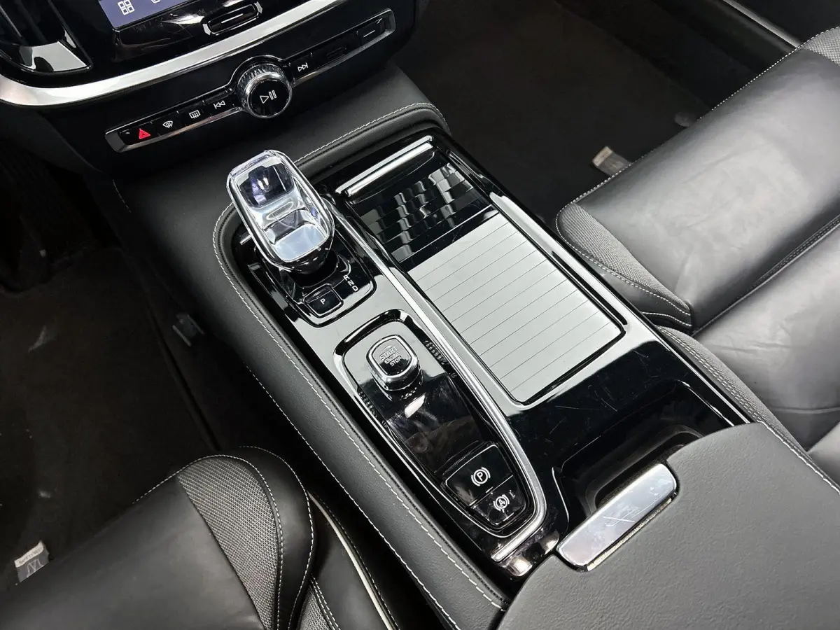 2.0 T6 Plug-in hybrid AWD Plus Dark