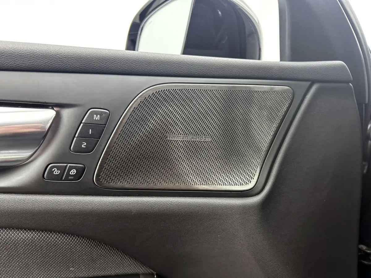 2.0 T6 Plug-in hybrid AWD Plus Dark