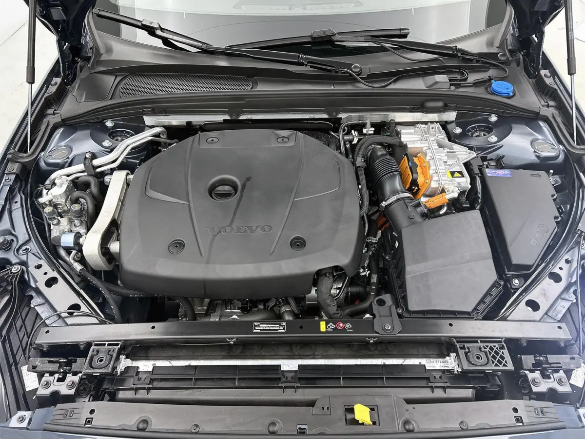 2.0 T6 Plug-in hybrid AWD Plus Dark