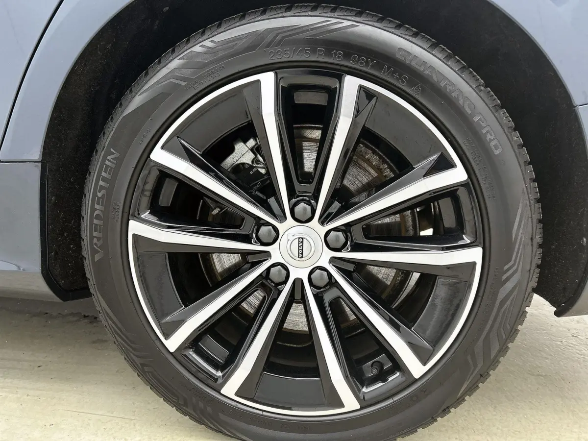 2.0 T6 Plug-in hybrid AWD Plus Dark