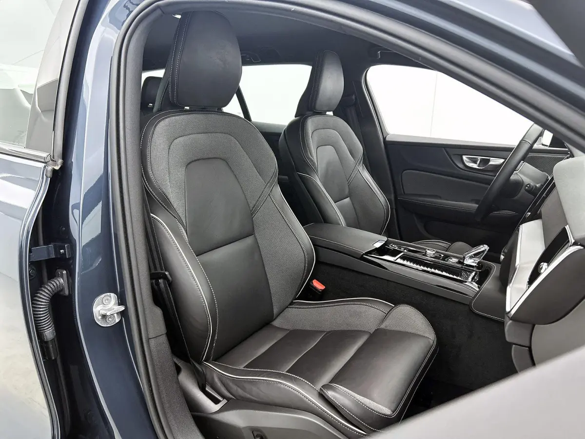 2.0 T6 Plug-in hybrid AWD Plus Dark