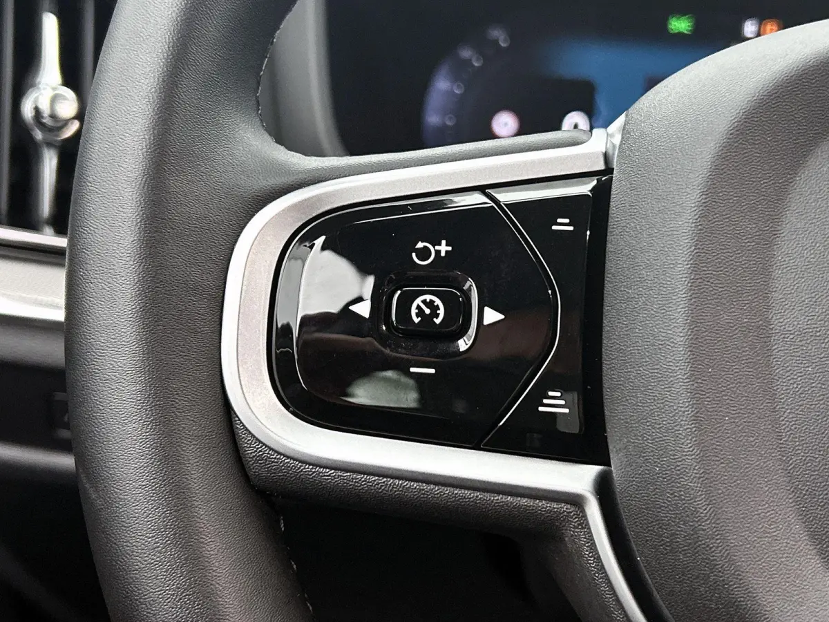2.0 T6 Plug-in hybrid AWD Plus Dark