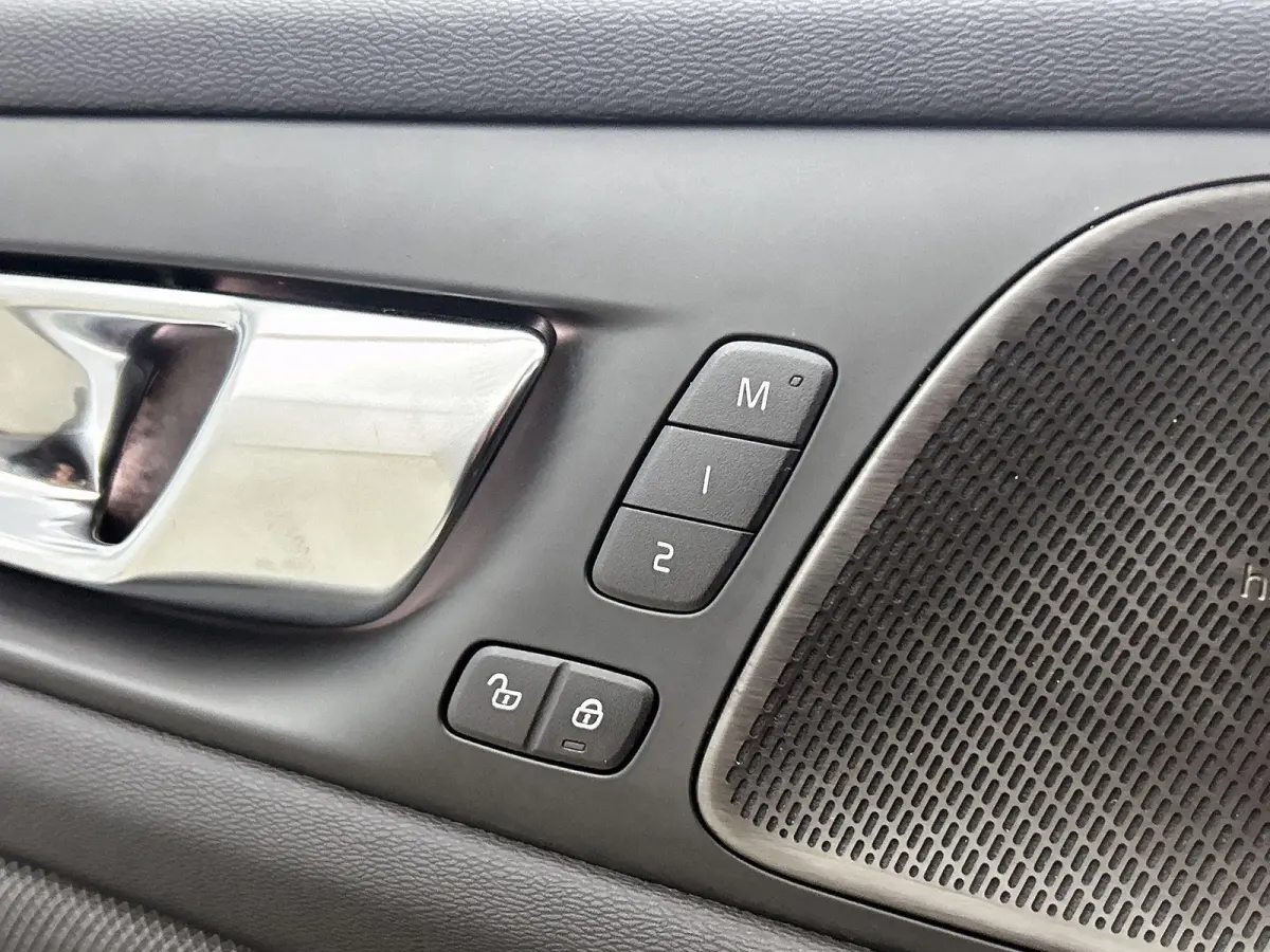 2.0 T6 Plug-in hybrid AWD Plus Dark